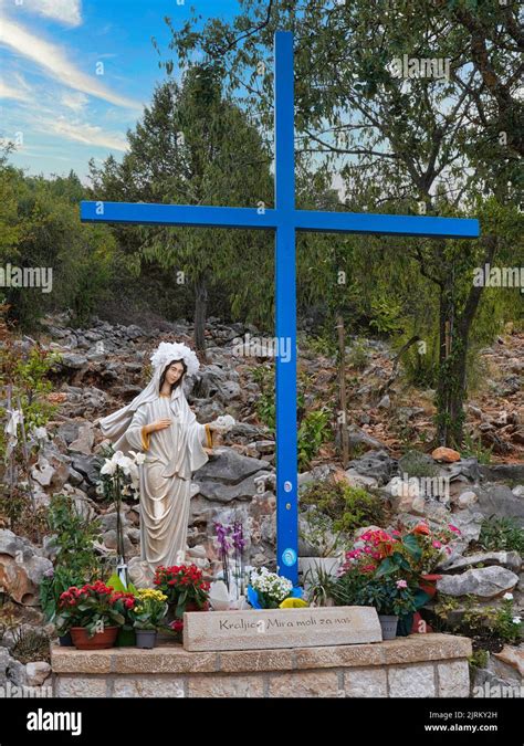 Foto della Croce Blu di Medjugorje, con il Podbrdo sullo sfondo