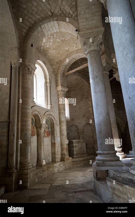 Dettaglio architettura romanica dell'Abbazia di Sant'Antimo