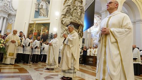Pellegrini in preghiera alla Porziuncola durante le celebrazioni del Perdono