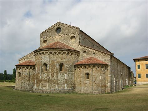 Interno della Basilica di San Piero a Grado con le tre navate e gli affreschi