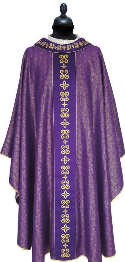 schema dettagliato dei paramenti sacri indossati da un sacerdote con etichette