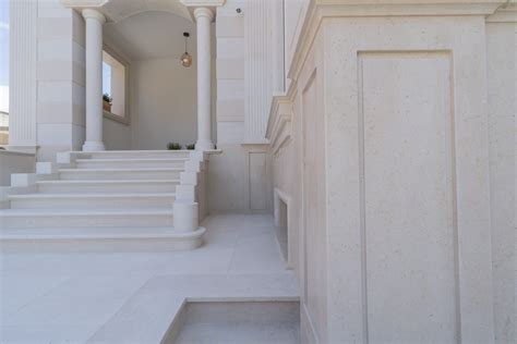 Dettaglio dell'esterno del Santuario, mostrando gli archi in pietra di Apricena e la copertura in rame