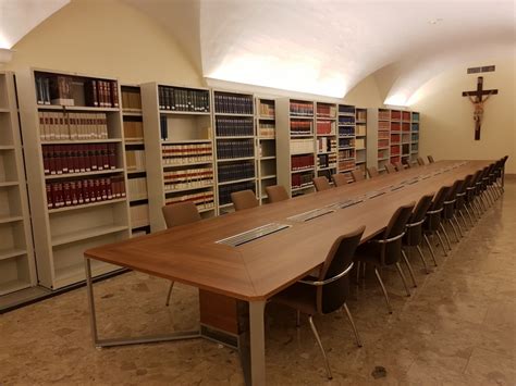 Interno degli scaffali dell'Archivio Apostolico Vaticano, a indicare la vastità
