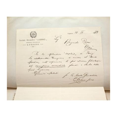 Foto di documenti storici originali conservati nell'Archivio Apostolico Vaticano (es. lettera di Maria Stuarda o bolla di scomunica)