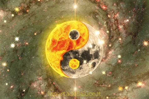 infografica che mostra la dualità dell'argento tra ricchezza materiale e valore spirituale