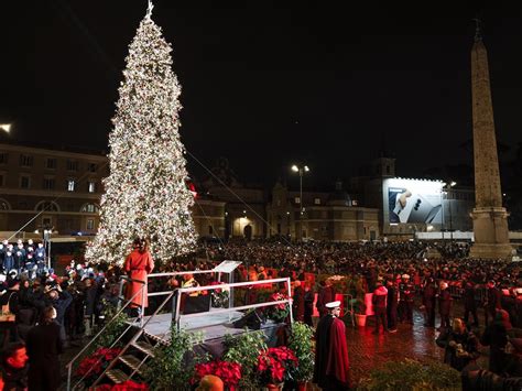 Foto suggestiva di una processione tradizionale o di addobbi natalizi in una piazza italiana