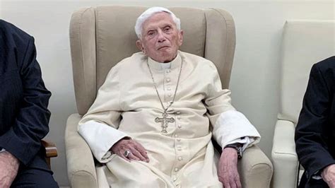 Immagine di Papa Benedetto XVI che sorride o in un momento di gioia