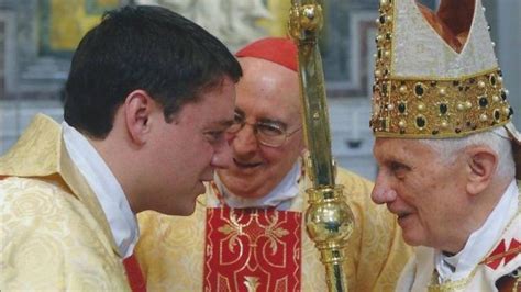 Don Marco Santarelli durante una celebrazione, con un sorriso accogliente.