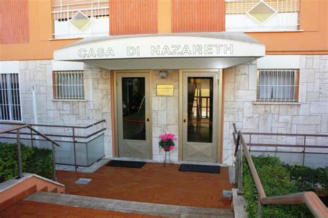 Foto esterna dell'edificio principale di Casa Nazaret a Ponton con giardino circostante