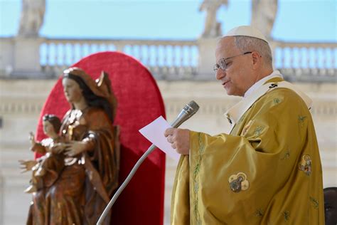 Foto di una chiesa durante la messa con un focus sulla canonica adiacente