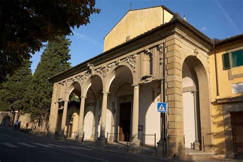Facciata esterna della Chiesa di San Francesco a Fiesole in stile gotico