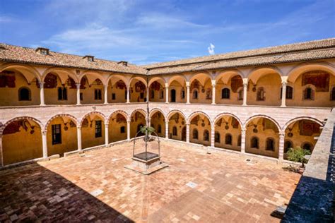 Chiostro del Convento di San Francesco a Fiesole con affreschi