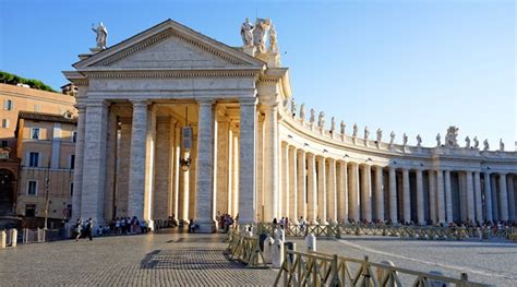 Architettura del piazzale colonnato e della facciata del Santuario delle Laste