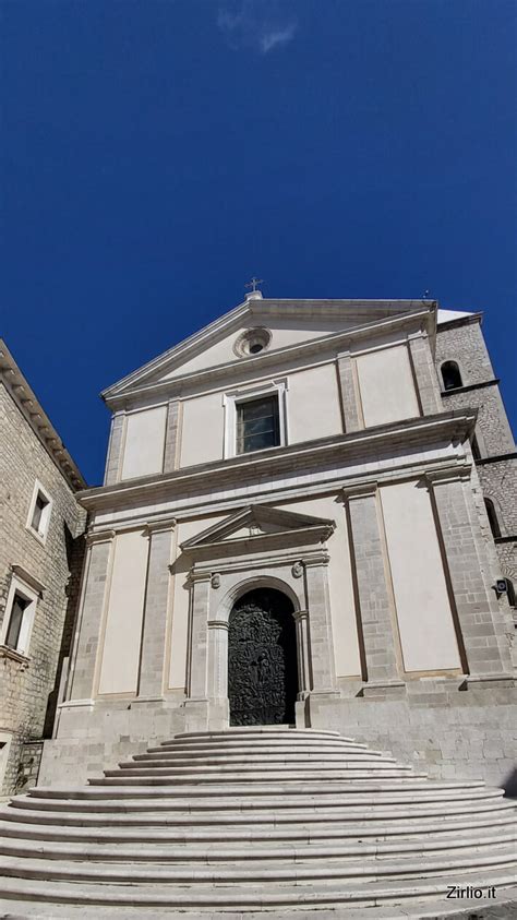 Panoramica esterna della Cattedrale di San Gerardo a Potenza con le sue gradinate d'accesso