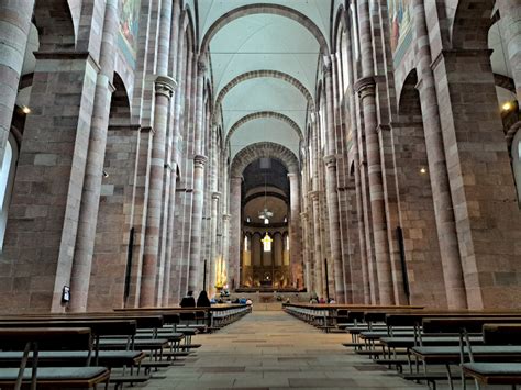 Interno della Cattedrale di Potenza con la navata, le volte affrescate e l'altare maggiore