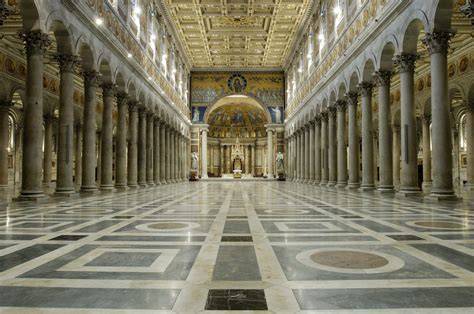 Interno della Basilica di Sant'Agnese fuori le Mura con le navate e il soffitto a cassettoni