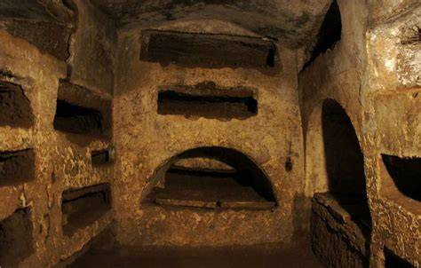 Interno delle Catacombe di Sant'Agnese con le gallerie e loculi