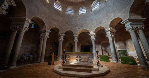 Interno del Mausoleo di Santa Costanza con le colonne e la cupola