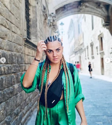 Cristina Scuccia con un look moderno e i suoi lunghi capelli scuri