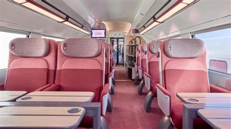 Interno di un treno TGV INOUI con passeggeri e servizi a bordo