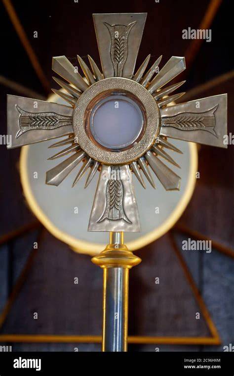 Monstrance con l'Ostia Consacrata esposta per l'Adorazione Eucaristica