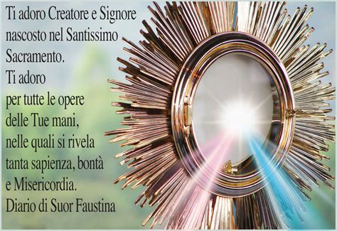 Persona in preghiera contemplativa davanti al Santissimo Sacramento