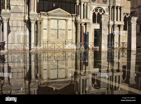 foto dell'interno della basilica con marmi policromi e affreschi