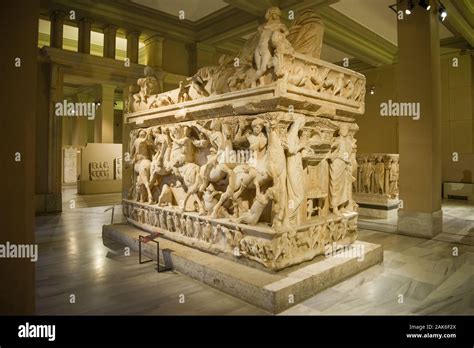 foto del chiostro piccolo o di un sarcofago romano esposto nel museo