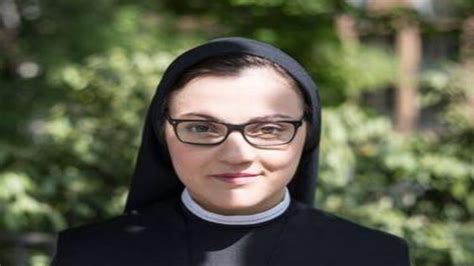 Suor Cristina in abito religioso sorridente