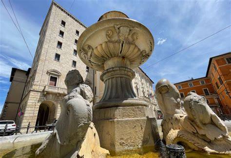 Immagine dei gigli e della Fontana dei Delfini a Rieti
