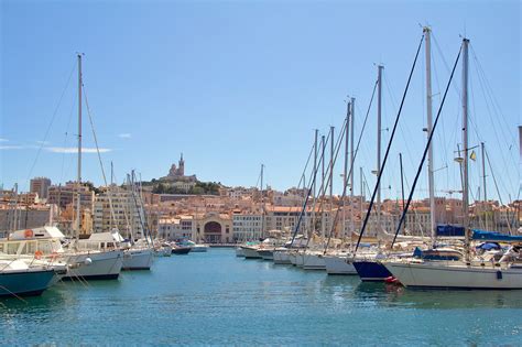 Veduta esterna dell'Abbazia di Saint-Victor con il Porto Vecchio di Marsiglia sullo sfondo