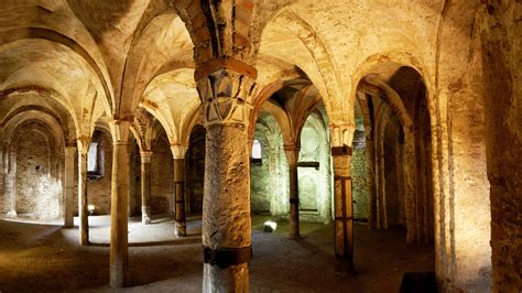 Interno delle cripte dell'Abbazia di Saint-Victor con sarcofagi e antiche strutture