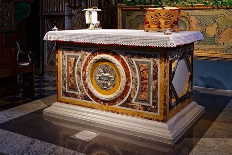 Dettaglio della cantoria rinascimentale in marmi policromi