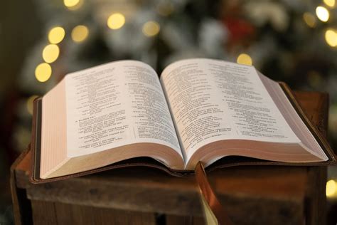 Illustrazione simbolica della Bibbia aperta con un raggio di luce o simboli cristiani della fede