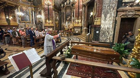 Monsignor Cesare Nosiglia in un momento di incontro con i fedeli o persone bisognose