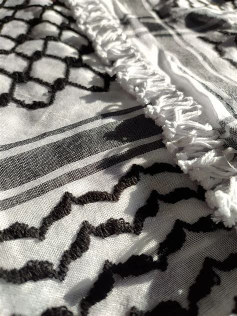 Kefiah palestinese con il motivo delle foglie d'ulivo