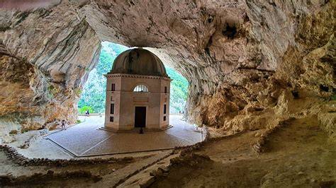 Vista panoramica del Tempio del Valadier incastonato nella roccia nella Gola di Frasassi