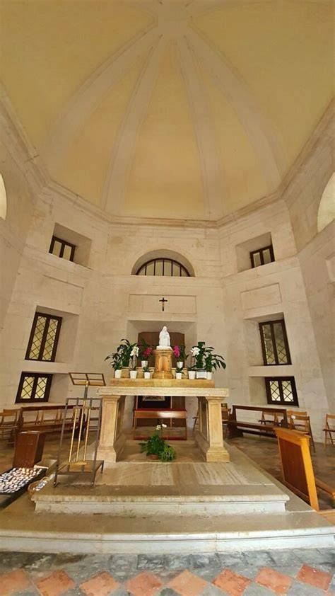 Interno del Tempio del Valadier con altare in alabastro e scultura della Madonna