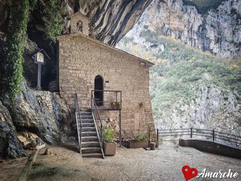 Eremo di Santa Maria Infra Saxa, chiesa scavata nella roccia accanto al Tempio del Valadier
