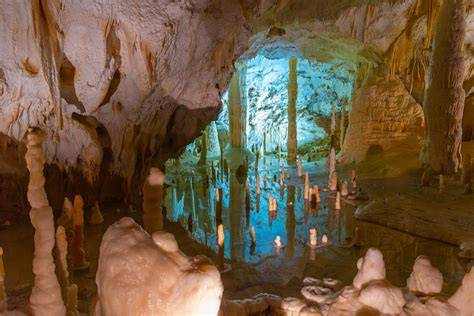 Ingresso delle Grotte di Frasassi, un complesso carsico di grande bellezza