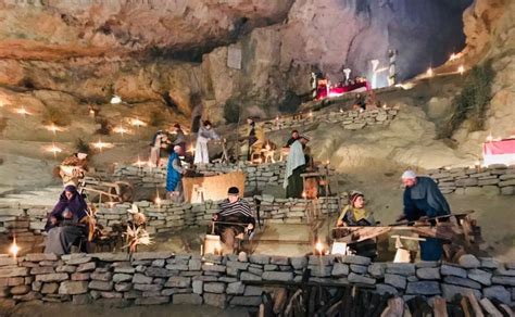 Presepe Vivente di Genga, con figuranti e illuminazione suggestiva nella Gola di Frasassi