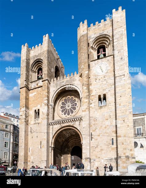 Facciata esterna della Cattedrale della Sé di Lisbona con torri e rosone
