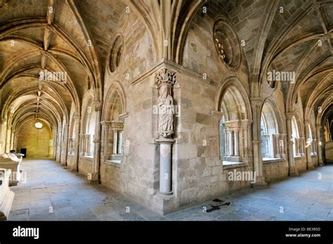 Chiostro gotico della Cattedrale della Sé di Lisbona con reperti archeologici