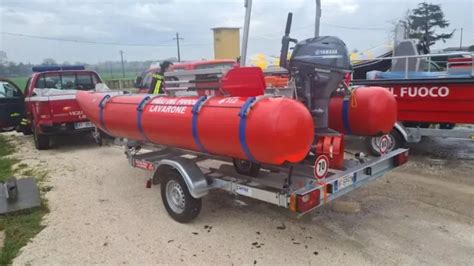 Squadre di soccorso fluviale e sommozzatori nel fiume Volturno