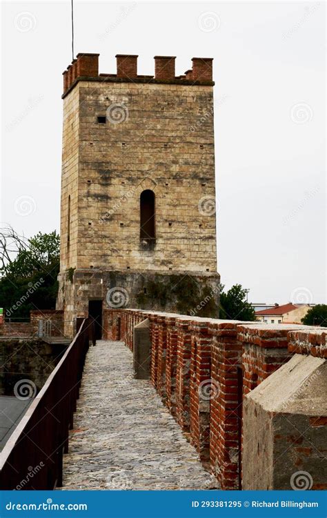 Foto panoramica di Torre di Santa Maria con case vacanze in ambiente montano