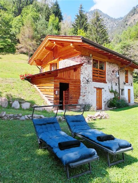 Foto di una casa vacanza a Torre di Santa Maria vicino a un corso d'acqua montano