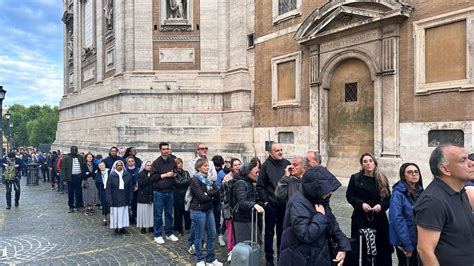Foto di Don Biagio con fedeli in attesa
