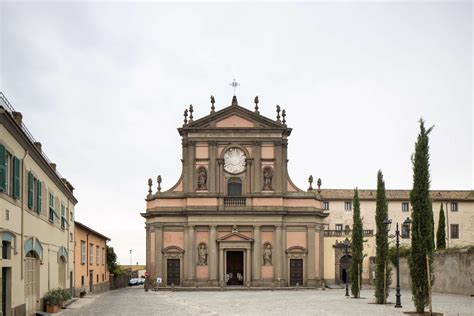 тематическое фото церкви della Santissima Trinità a Viterbo con addobbi festivi