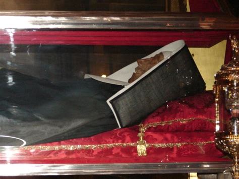 Foto del corpo incorrotto di Santa Rita nell'urna di cristallo nella Basilica di Cascia