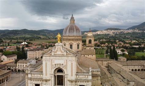 Veduta del Santuario della Porziuncola ad Assisi, con fedeli in preghiera